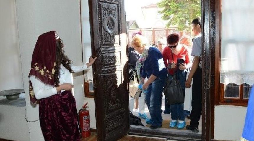 Konya K&uuml;lt&uuml;r&uuml; Gelecek Kuşaklara Aktarılıyor