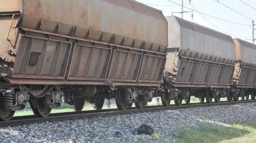 İnşaat İş&ccedil;isi Trenin Altında Can Verdi