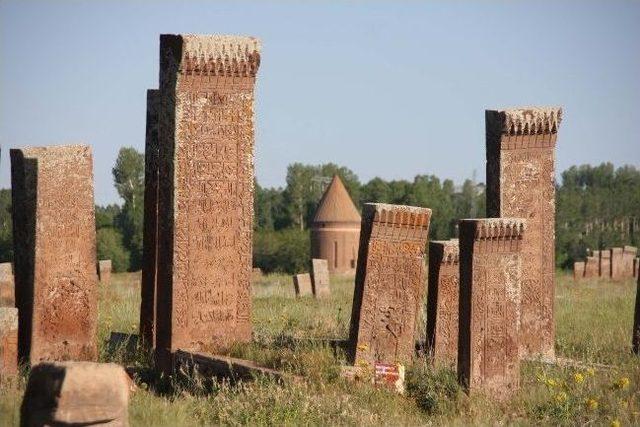 Ahlat’ta “arap Harfli Yazılar Ve Ahlat Mezar Taşları” Adlı Çalıştay Düzenlenecek