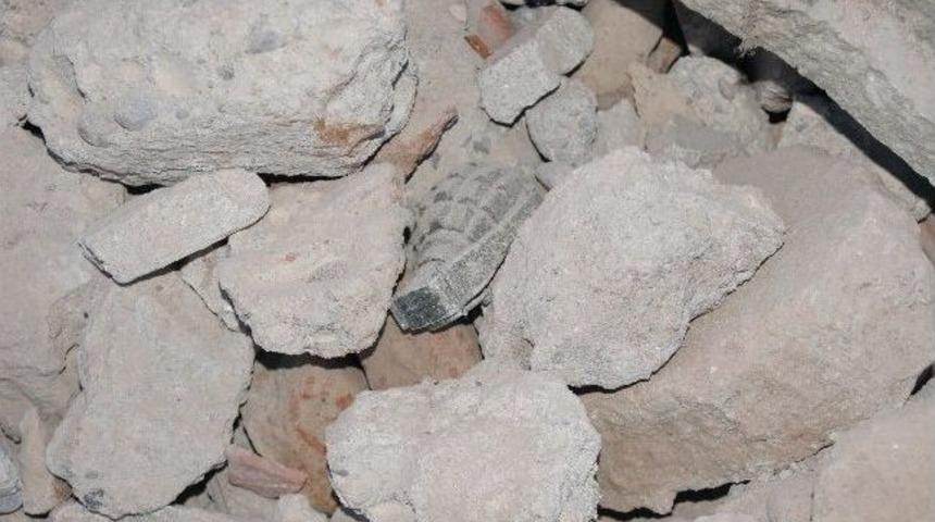 Enkazda El Bombası Bulundu