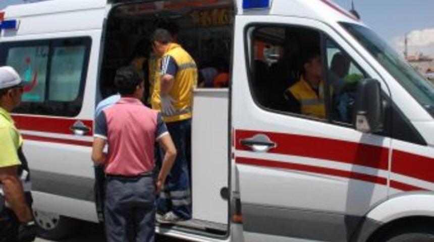 Aksaray'da Motosiklet Yayaya &Ccedil;arptı: 3 Yaralı