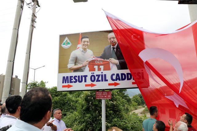 Zonguldak'taki Mesut Özil tabelası değişti (2)