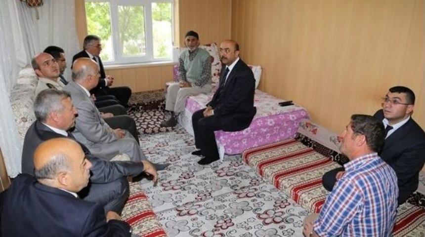 Vali Şeref Ataklı Şehit Ailesini Ziyaret Etti