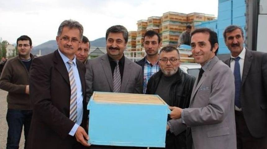 K&ouml;yl&uuml;lere Arı Kovanı Dağıtıldı