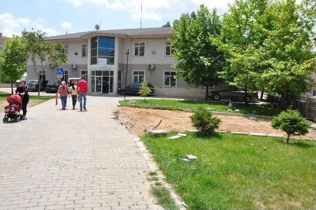 Ambulansa Park Yeri Bulunamayınca Yeşil Alan Talan Edildi İddiası