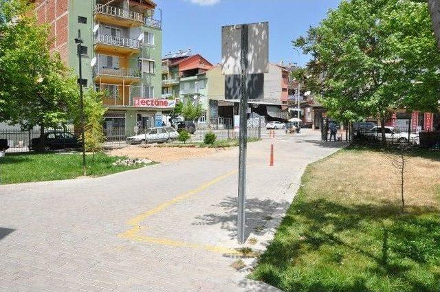 Ambulansa Park Yeri Bulunamayınca Yeşil Alan Talan Edildi İddiası