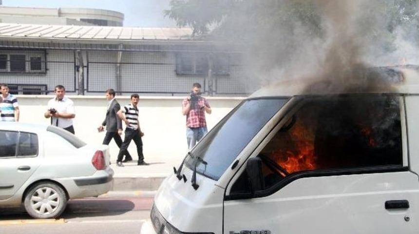Seyir Halindeki Minibüs Adliye Önünde Alev Alev Yandı