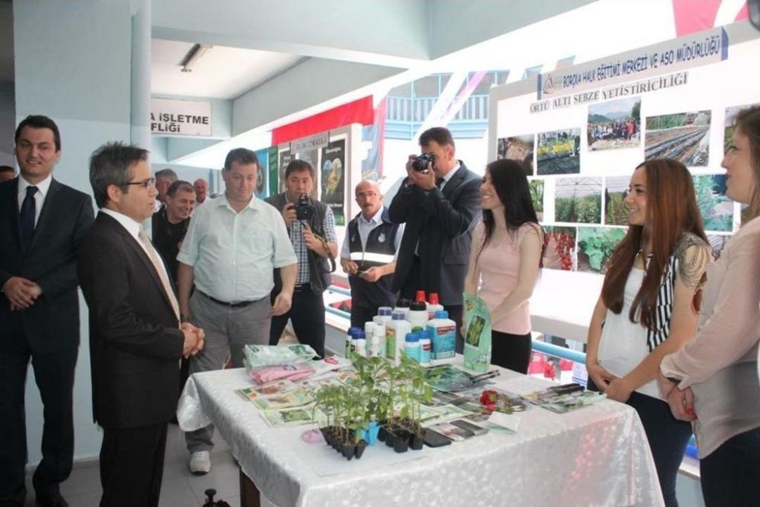 Bor&ccedil;ka'da "&Ouml;ğrenme Şenliği" Ve "Yıl Sonu Sergisi" D&uuml;zenlendi