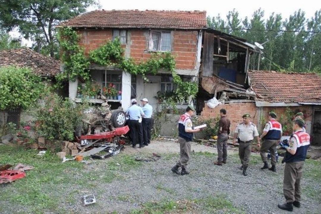 Otomobilin U&ccedil;arak &Ccedil;arptığı Balkondaki Kadın Yaralandı, S&uuml;r&uuml;c&uuml; &Ouml;ld&uuml;