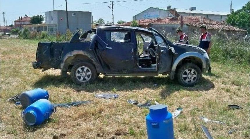 Lastiği Patlayan Kamyonet Takla Attı