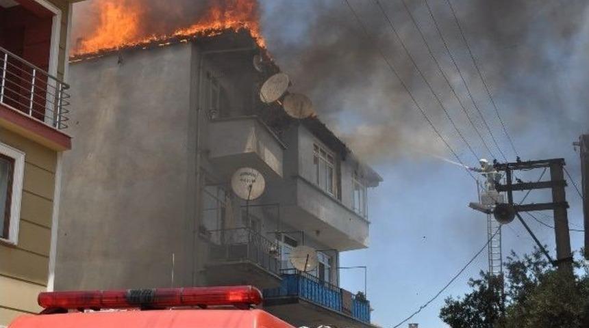 Evin &Ccedil;atısı Alev Alev Yandı