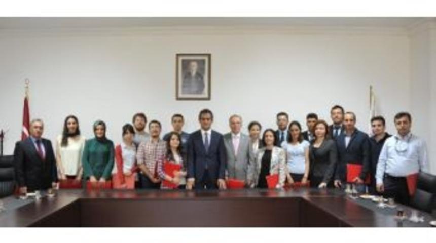 Rekt&ouml;r &Ouml;zer'den 1. Ar-ge Proje Pazarı Ekibine Teşekk&uuml;r