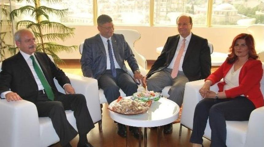 Cer&ccedil;ioğlu&rsquo;nun Zaferini Kutlayan Chp Lideri Kılı&ccedil;daroğlu&rsquo;na Aydın İnciri Ve Kabak Tatlısı İkram Edildi