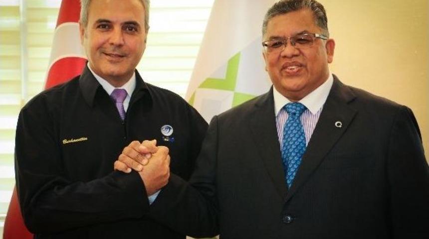 Malezyalı Rekt&ouml;r&rsquo;den Kb&uuml;&rsquo;ye &Ouml;vg&uuml;