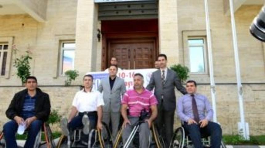 Engelli Sporculara Tekerlekli Sandalye Dağıtıldı