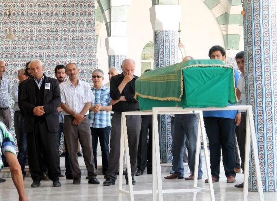 Fransa'da &Ouml;len İlticacı Barış Ataman Toprağa Verildi