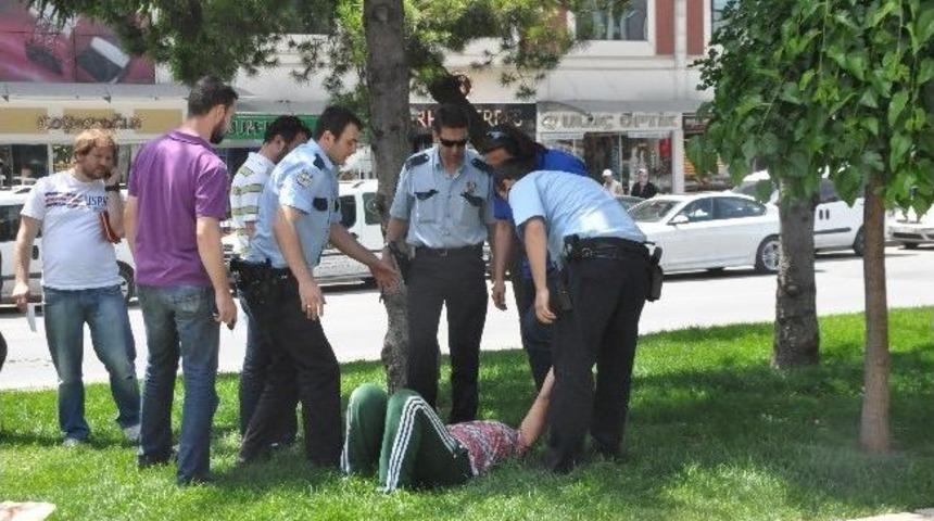 Kendine Zarar Veren Kadını Polis Sakinleştirdi