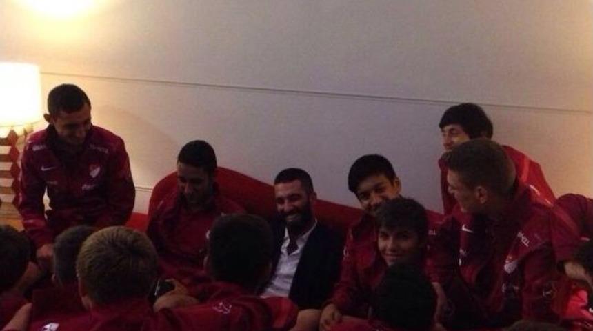 Arda Turan&rsquo;dan U16 Milli Takımı'na Ziyaret
