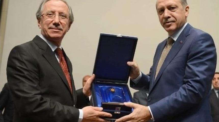 Remzi G&uuml;nay Ve Ahmet &Ccedil;ınar &Ouml;d&uuml;llerini Başbakan Erdoğan'ın Elinden Aldı