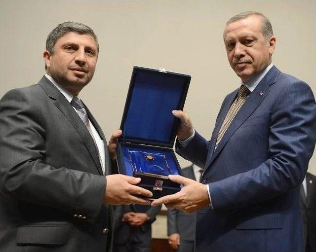 Remzi Günay Ve Ahmet Çınar Ödüllerini Başbakan Erdoğan'ın Elinden Aldı