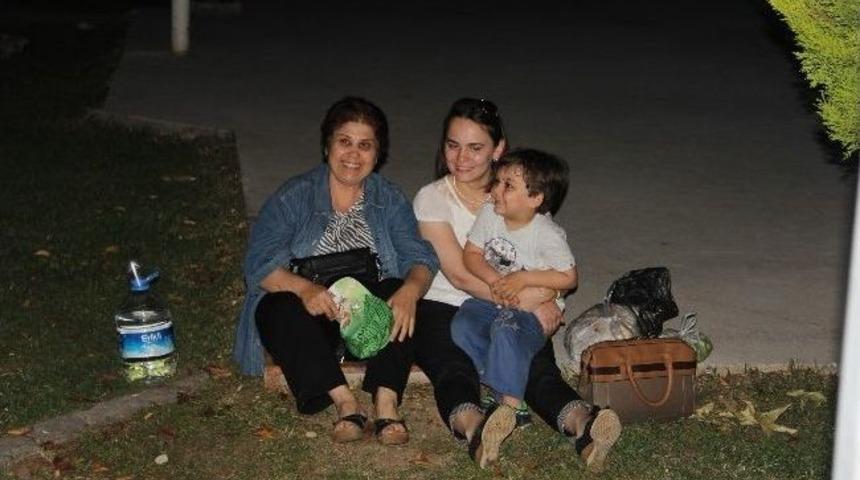 Deprem Korkusu Sokağa D&ouml;kt&uuml;