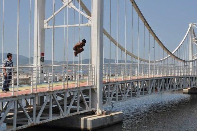 (özel Haber) Marmara Denizi'ndeki Kirlilik Çocukları Durduramıyor