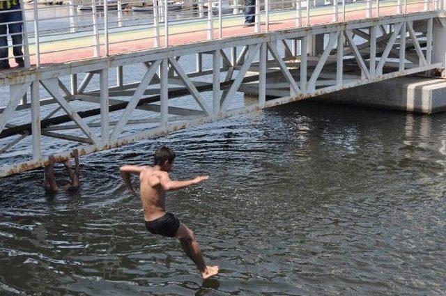 (özel Haber) Marmara Denizi'ndeki Kirlilik Çocukları Durduramıyor