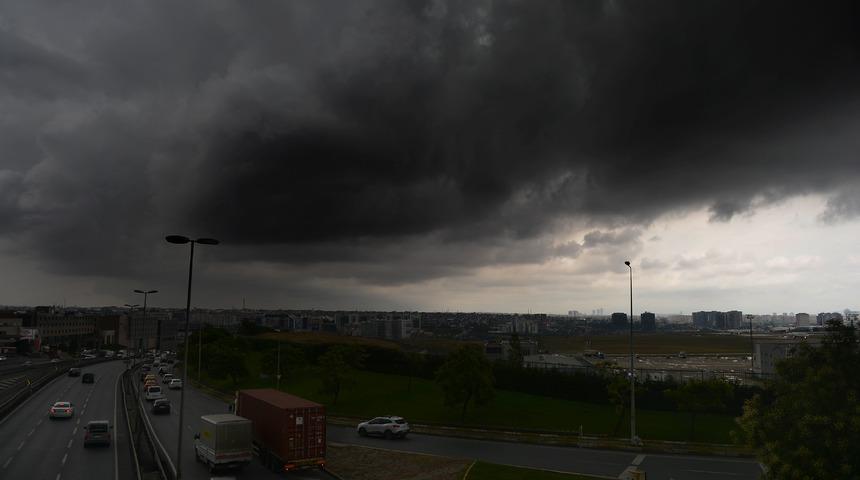 İstanbul'da bulutlar g&uuml;nd&uuml;z&uuml; geceye &ccedil;evirdi