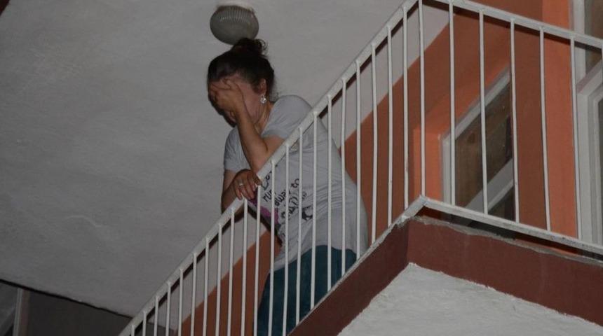 Psikolojik Rahatsızlığı Bulunan Kişi Ailesini Balkondan Atmaya &Ccedil;alıştı