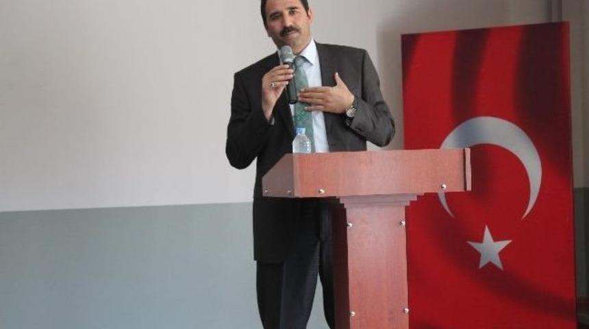 Gazeteci-yazar Halil İbrahim &Ouml;zdemir &Ouml;ğrencilerle