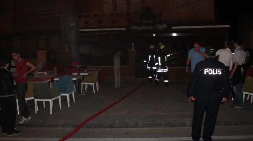 Kafe&rsquo;de &Ccedil;ıkan Yangın Paniğe Neden Oldu