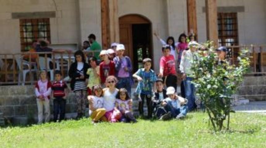 İlkokul &Ouml;ğrencileri Tarihi Mekanları Gezdi