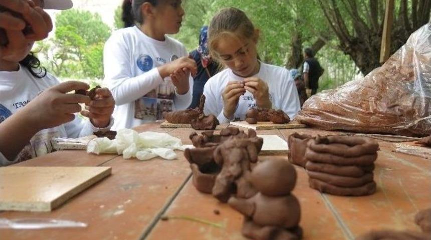 M&uuml;zeler G&uuml;n&uuml;&rsquo;nde &Ouml;ğrenciler Asurca Yazmayı &Ouml;ğrendi