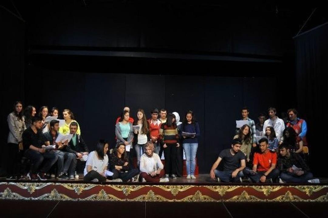 Gen&ccedil; Tiyatrocular Sahnede Mezun Olacak