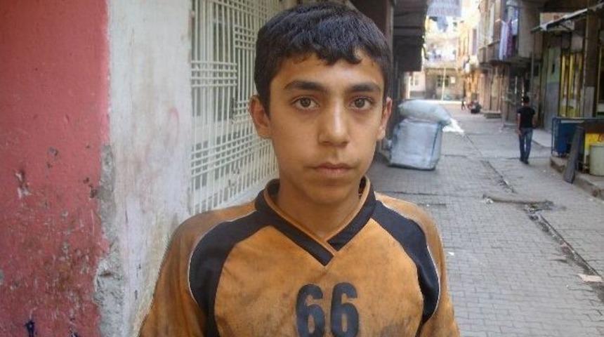 Kağıt Toplayarak Eğitim Masraflarını Karşılıyor