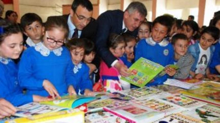 Of&rsquo;ta &Ouml;ğrenciler Kitapların Sayfalarına Dokunuyor