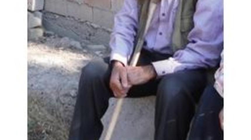 Kulağından Arı Soktu &Ouml;ld&uuml;