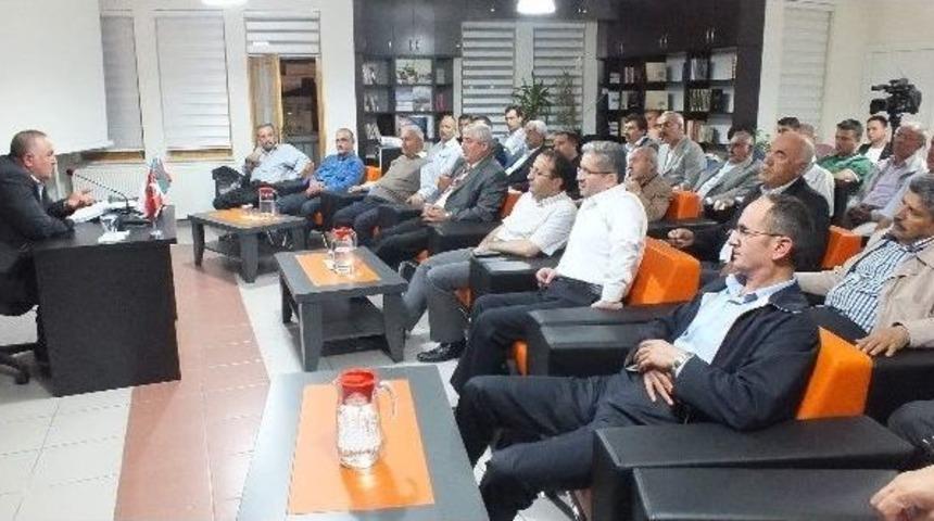 "necip Fazıl Kısak&uuml;rek Ve Fikir D&uuml;nyası '' Konferansı Verildi