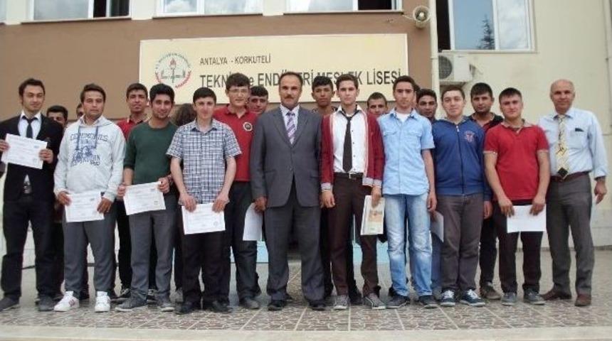 Öğrenciler İş Güvenliği Sertifikalarını Aldı