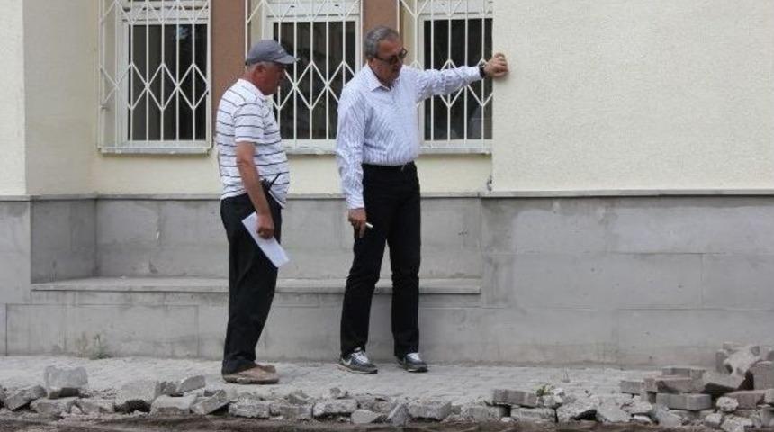 Devlet Hastanesi Yoluna Kilitli Parke D&ouml;şenmesi S&uuml;r&uuml;yor