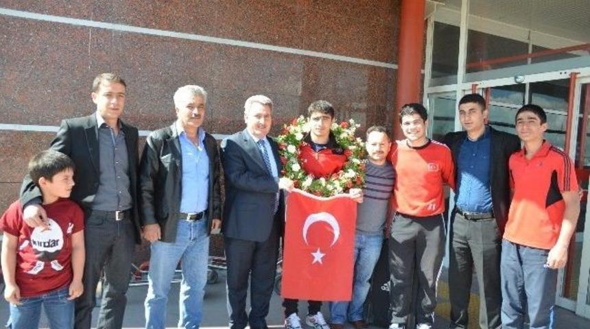 İspanya Fatihi Çiçeklerle Karşılandı