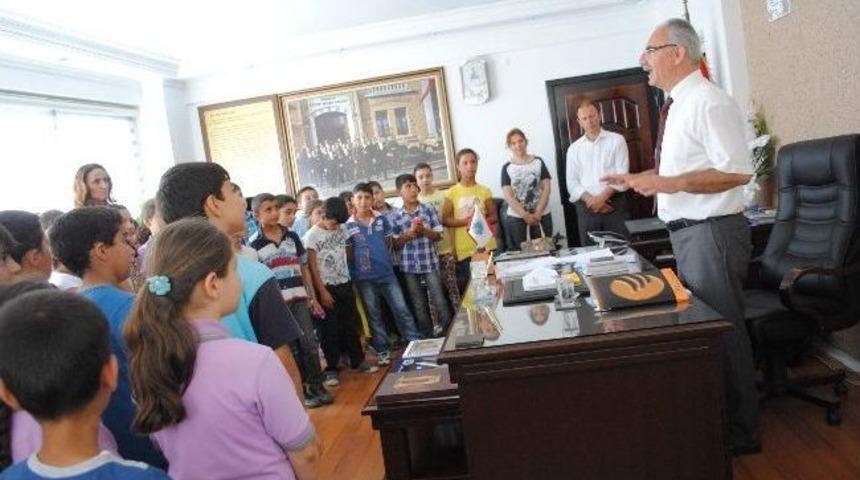 İncirliovalı Minikler &lsquo;yerle Y&ouml;netim&rsquo; Dersini Belediye Başkanının Makamında Dinledi