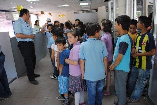 İncirliovalı Minikler ‘yerle Yönetim’ Dersini Belediye Başkanının Makamında Dinledi