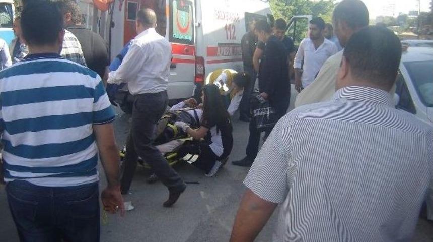 Minib&uuml;s İle Otomobil &Ccedil;arpıştı: 2 Yaralı