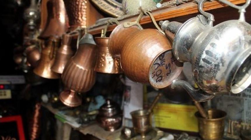 Trabzon&rsquo;lu Bakırcı Ustası D&uuml;nyanın En B&uuml;y&uuml;k Ve En K&uuml;&ccedil;&uuml;k Demliğini İmal Etti