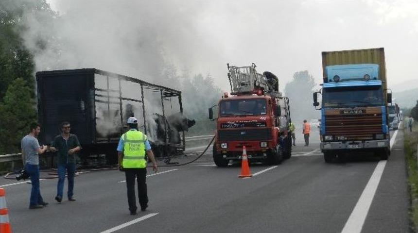 Tem Otoyolunda Sunta Y&uuml;kl&uuml; Tır Yandı