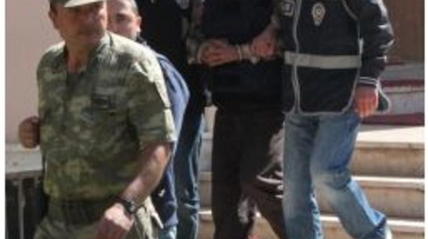 &Uuml;&ccedil; Kişiyi &Ouml;ld&uuml;ren Zanlının Yargılaması S&uuml;r&uuml;yor