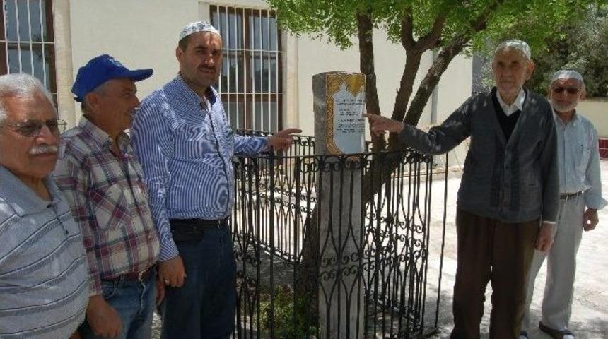 Hadimi Mustafa Rahmi Efendinin Mezar Taşı T&uuml;rk&ccedil;eye &Ccedil;evrildi