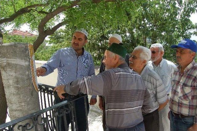 Hadimi Mustafa Rahmi Efendinin Mezar Taşı Türkçeye Çevrildi