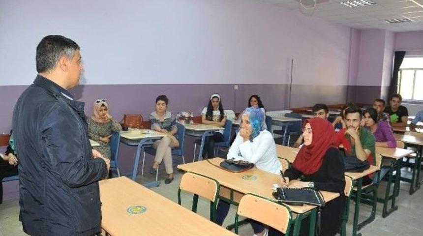 Gazeteci Uzun, Bilgi Ve Tecr&uuml;belerini &Ouml;ğrencilerle Paylaştı